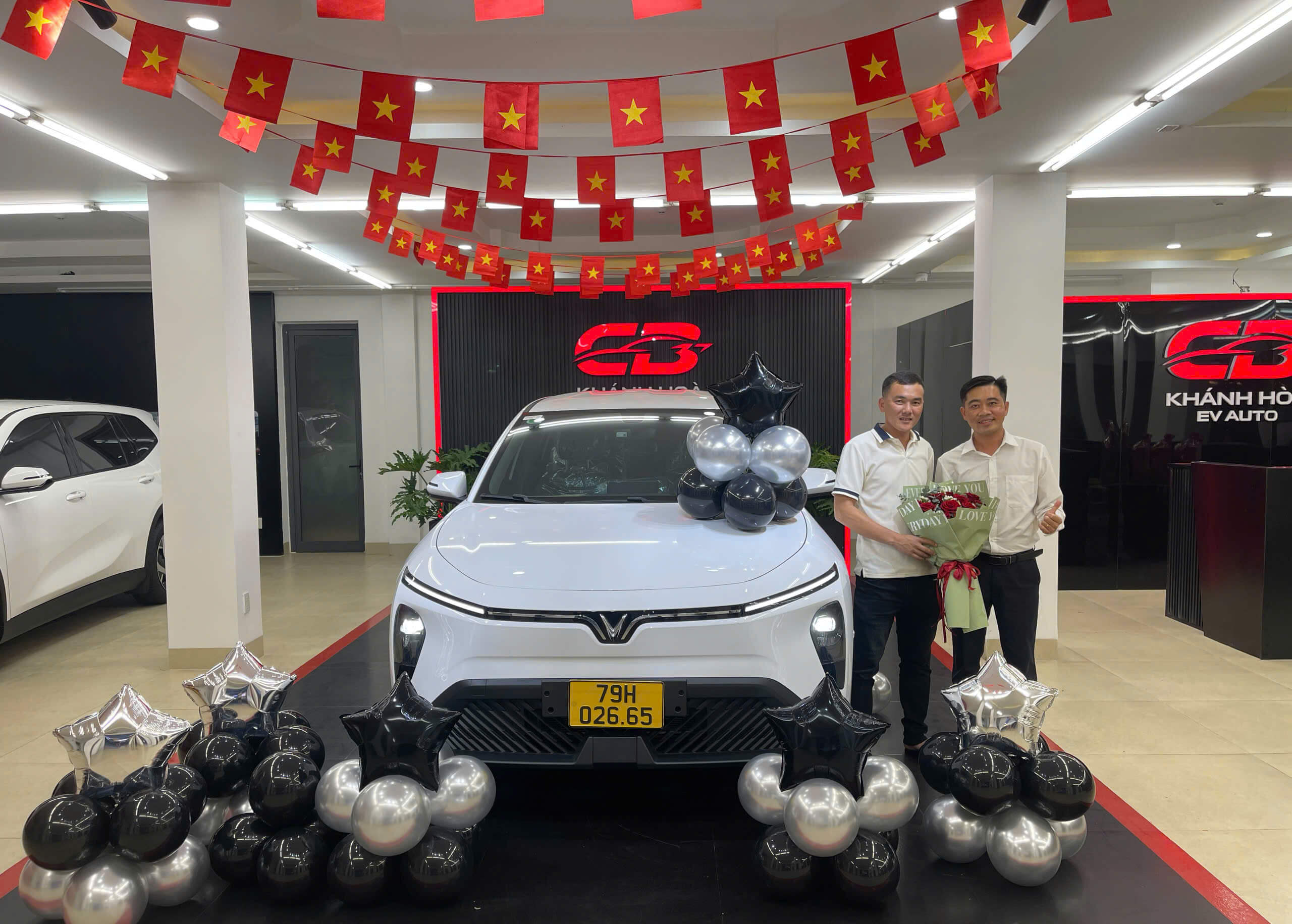 Giao xe VinFast - ngang